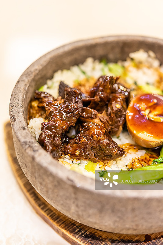 一碗牛肉石锅拌饭图片素材