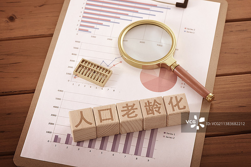 图表上的文字积木人口老龄化图片素材
