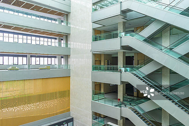 中国城市建筑结构拍摄主题，办公大楼内部的扶梯外立面，室内无人图像摄影图片素材