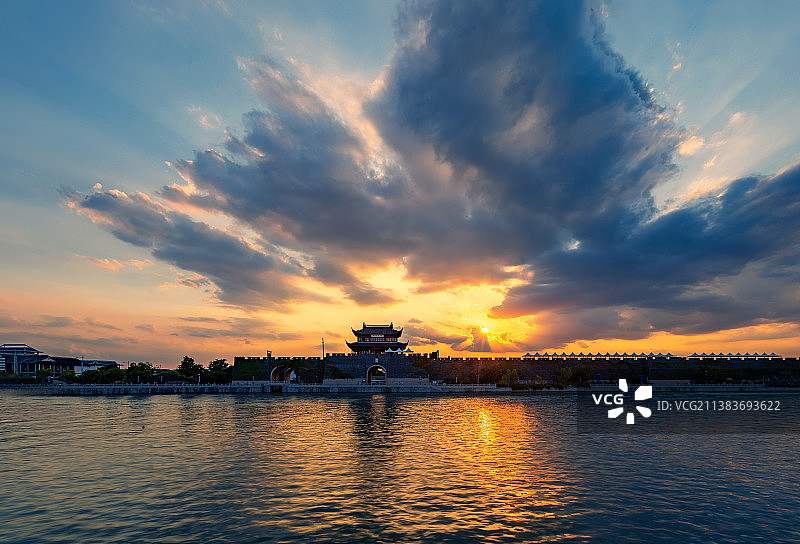 晚霞映照苏州相门城楼图片素材