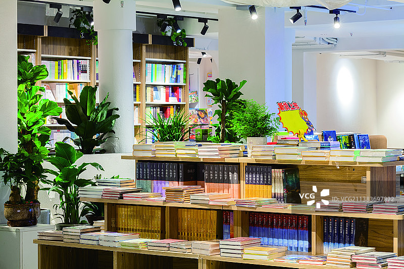 书店里整齐的陈列柜图片素材