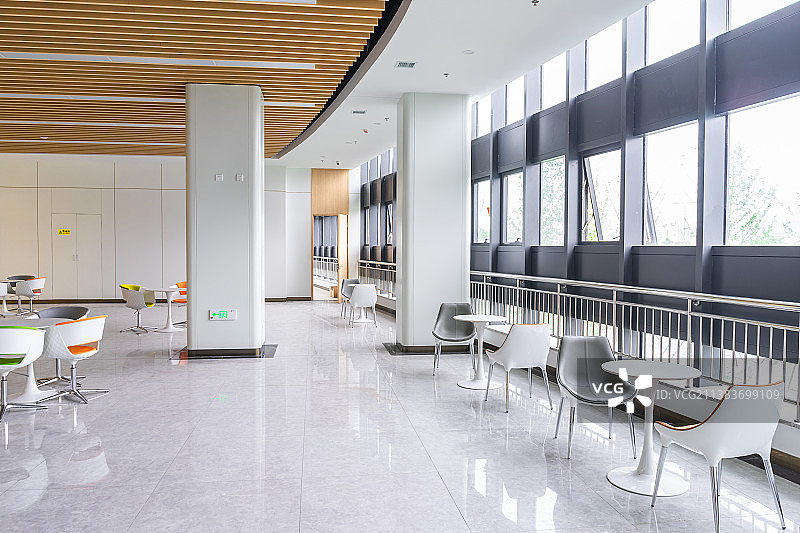 中国市民之家市政服务大厅室内环境拍摄主题，一排整齐的重复的长椅座位，室内无人图像摄影图片素材