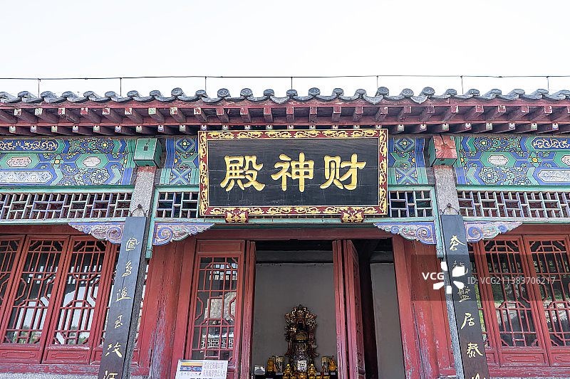 中国非都市风光拍摄主题，山东省泰安市国内著名景点泰山风景区，玉皇顶上的财神殿和观音殿宫殿图片素材