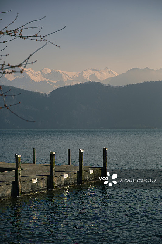 湖边长堤远眺雪山湖景图片素材