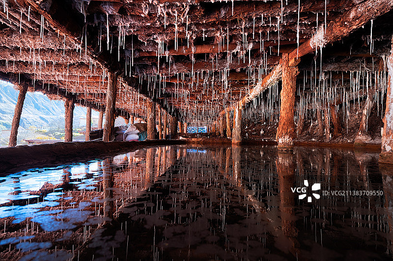 芒康千年古盐井图片素材