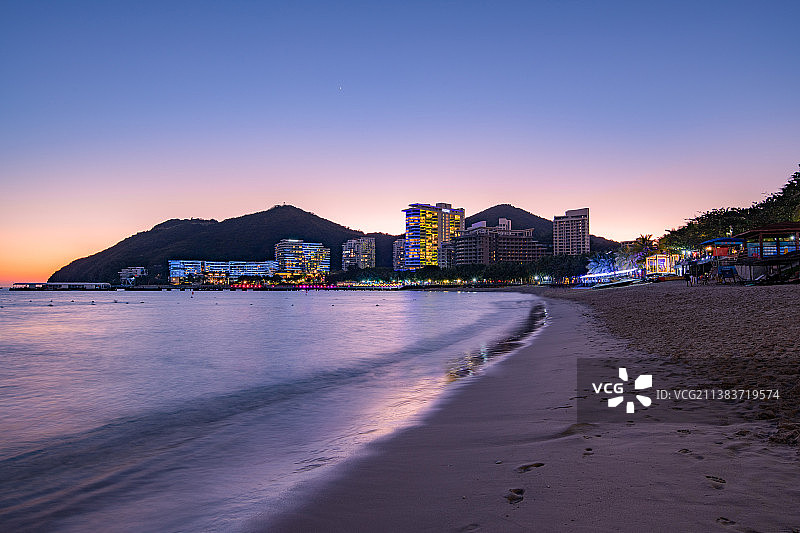 海南三亚大东海旅游沙滩夜景图片素材