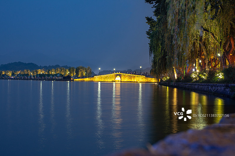 浙江省杭州市西湖白堤夜景图片素材