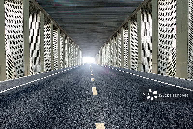 未来感的隧道内的空白柏油道路图片素材