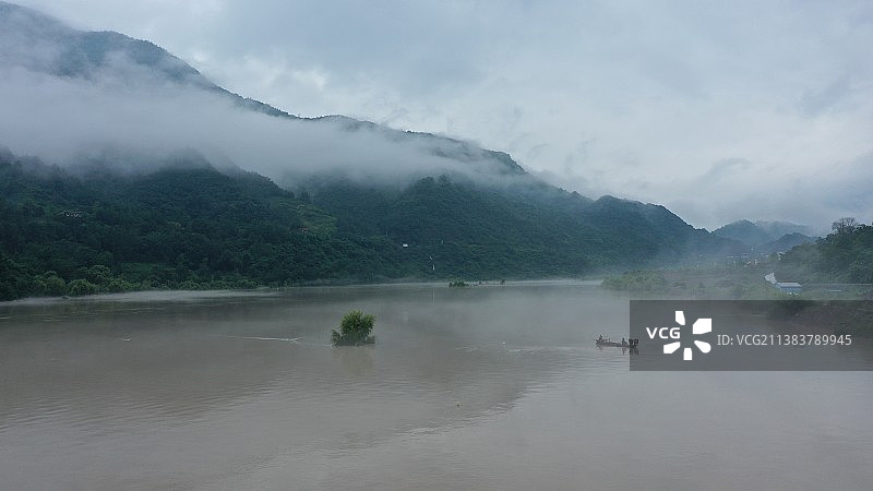 白龙江边云雾绕图片素材