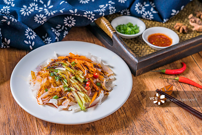 一盘陕西岐山香辣红油凉皮图片素材