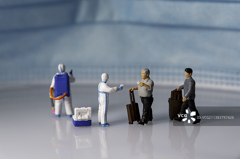 疫情之下人们排队进行核酸检测和测温图片素材