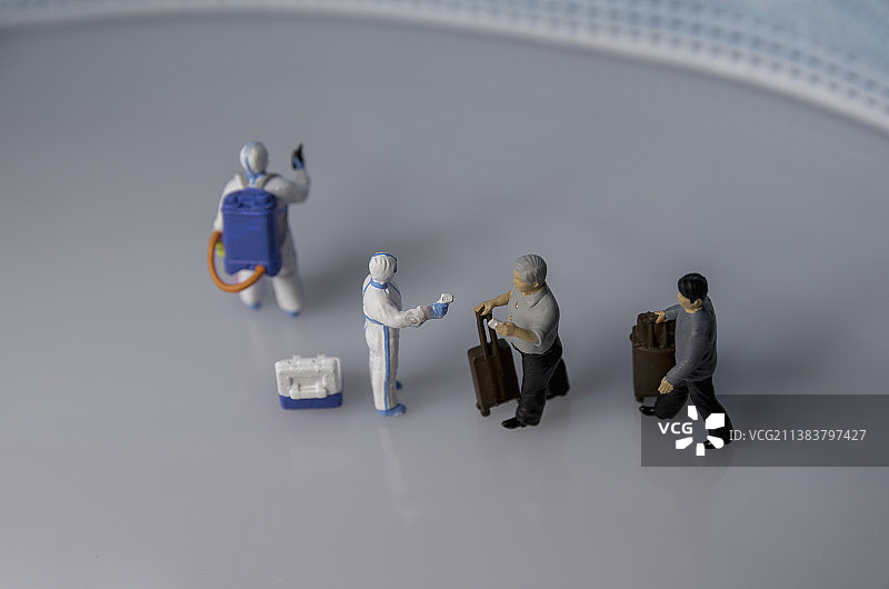 疫情之下人们排队进行核酸检测和测温图片素材