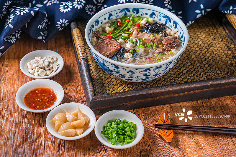 放在木桌上的一碗陕西西安美食羊肉泡馍图片素材