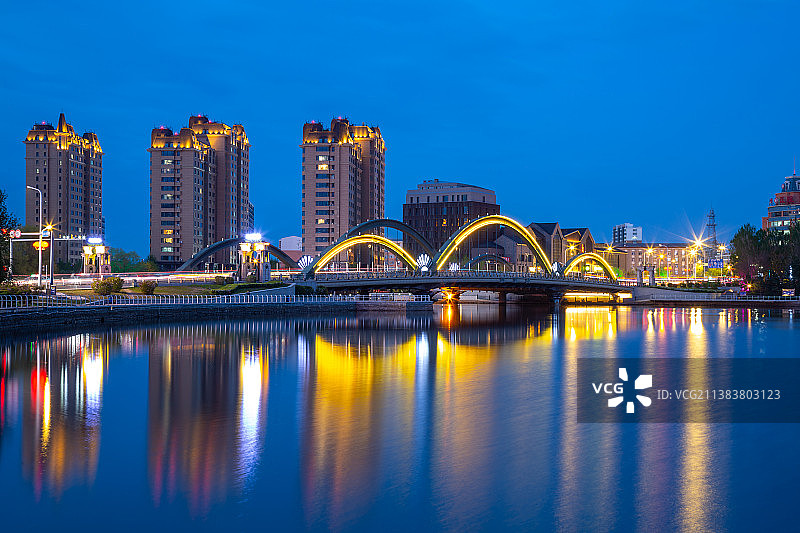 黑龙江省齐齐哈尔市劳动湖雄鹰桥夜色，城市夜景图片素材