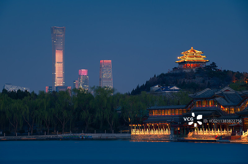 当北京中信大厦遇上万春园图片素材