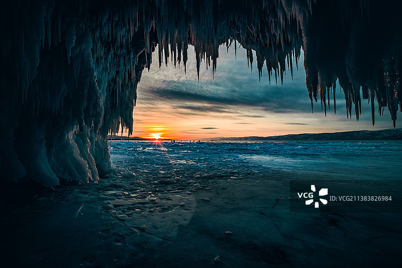 落日的蓝冰洞图片素材