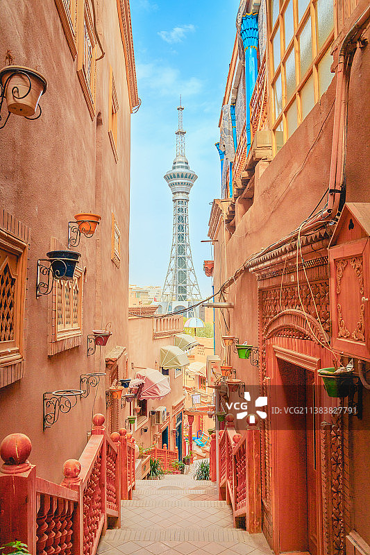 从新疆喀什古城望向喀什电视塔图片素材