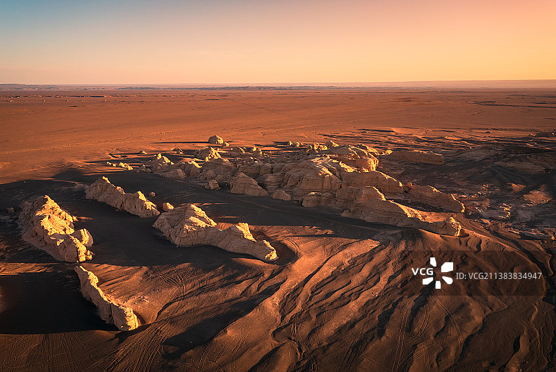 新疆哈密魔鬼城干旱戈壁自然风光图片素材