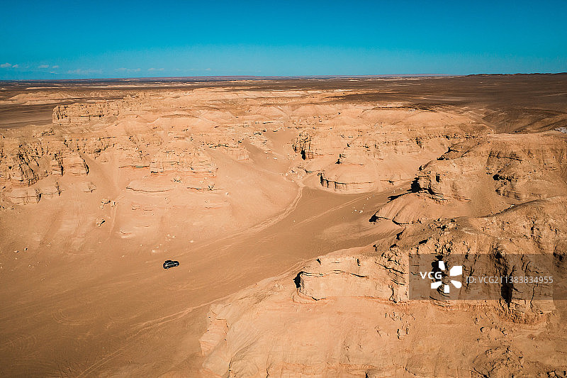 新疆哈密魔鬼城自驾游越野旅行干旱戈壁自然风光图片素材