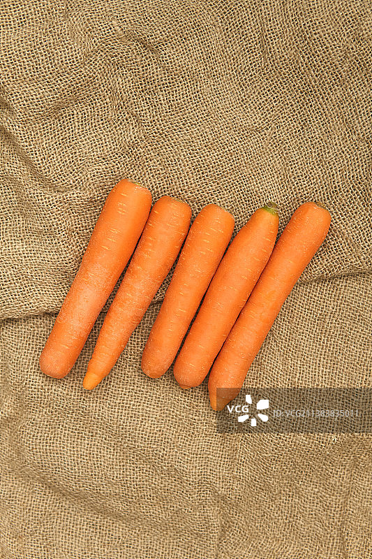 亚麻布上的几根胡萝卜图片素材