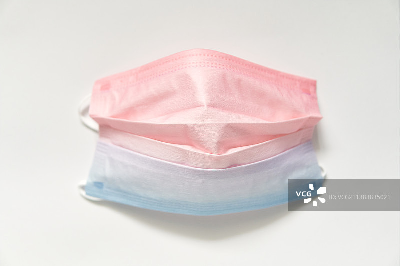 白色背景上的一个彩色的医用外科口罩图片素材