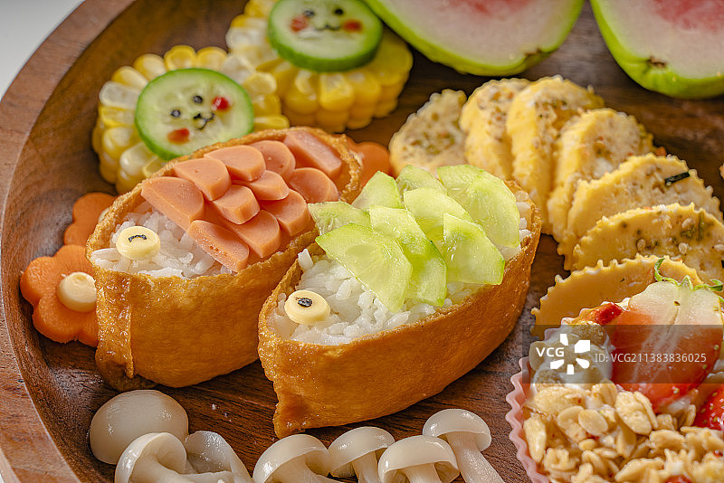 稻荷寿司天妇罗香酥鸡腿鸡蛋卷水果坚果酸奶套餐图片素材