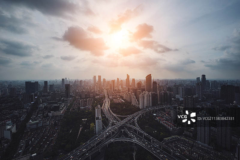 上海延安路高架南北高架龙柱交通枢纽城市快速路公路马路道路行驶车流运输图片素材