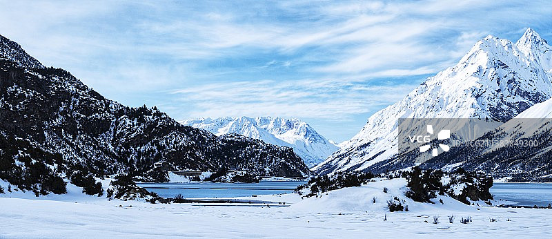 《山静水寂云浮》图片素材