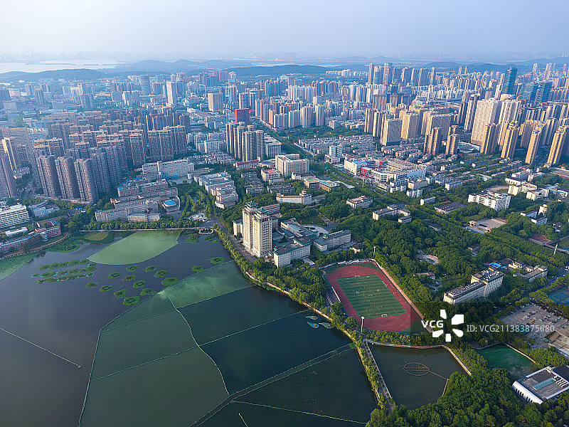 航拍中南民族大学和武汉南湖生态图片素材