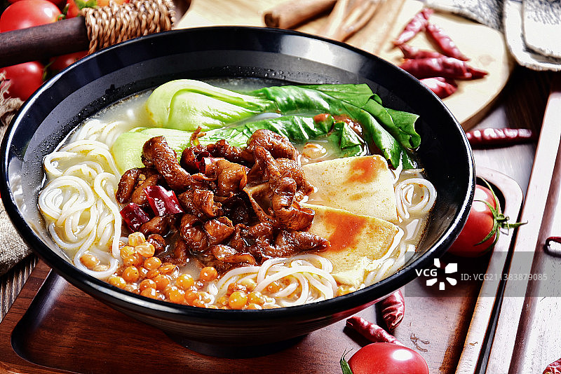 中国南方特色美食肥肠米粉汤粉图片素材