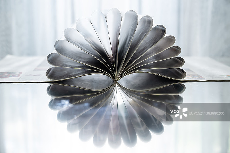 书籍内页扇形创意造型图片素材