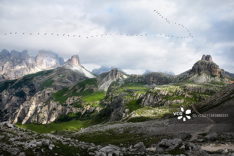 群雁飞过狮驼山景象图片素材