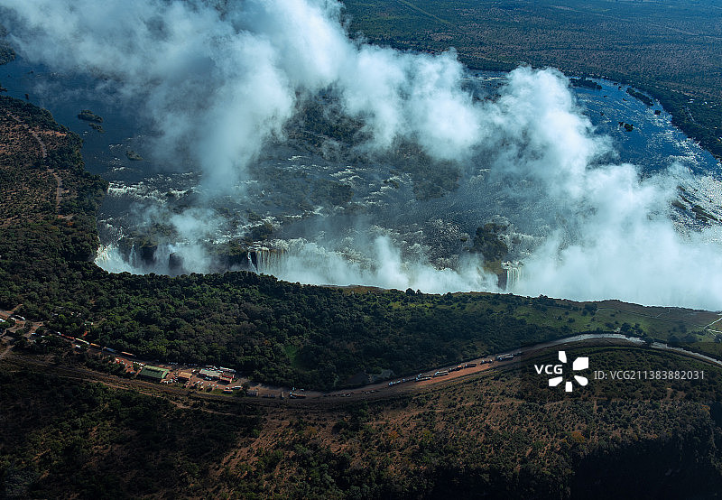 维多利亚瀑布与公路图片素材