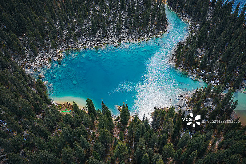 航拍措普沟景区的森林湖泊图片素材