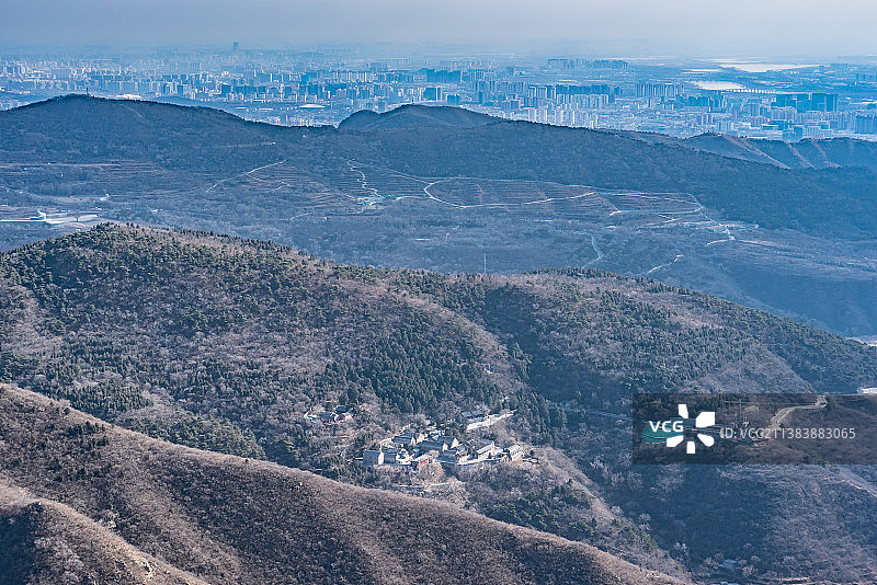 冬天北京石景山天泰山慈善寺远景图片素材