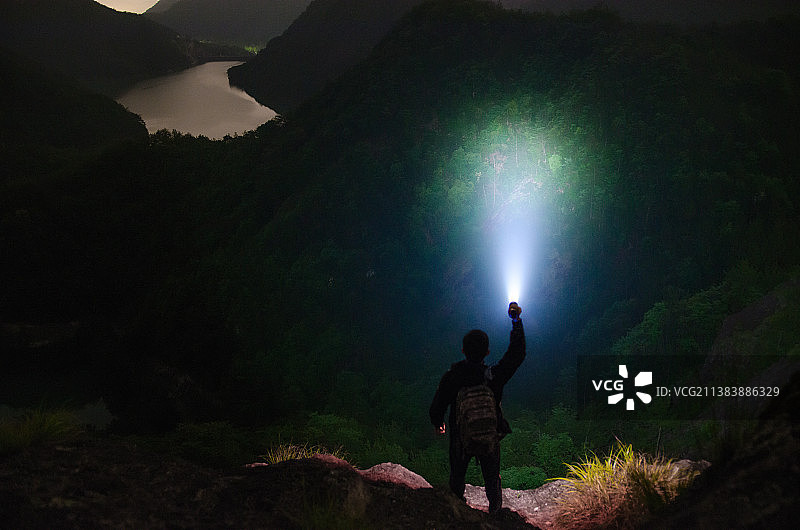 强光手电照亮山野图片素材