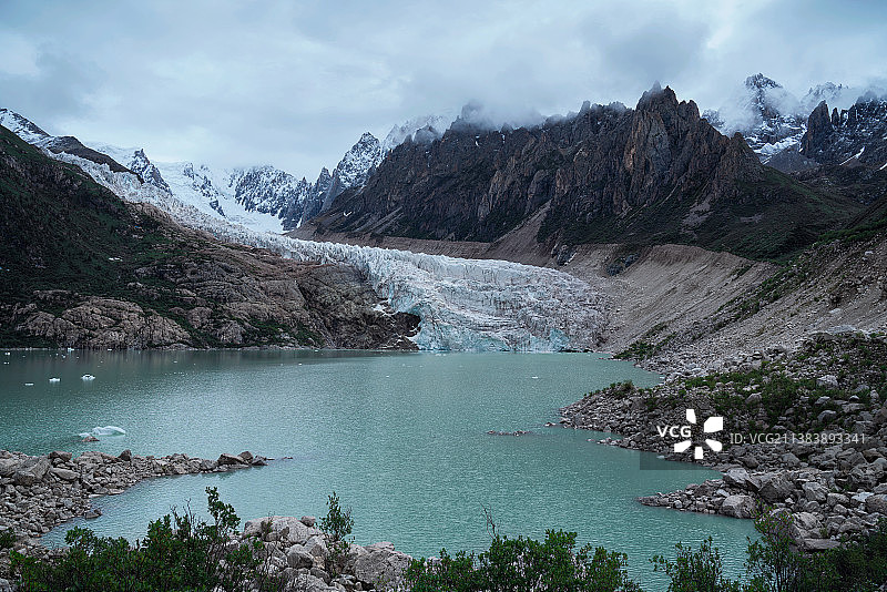 布加雪山冰川的美丽风景图片素材