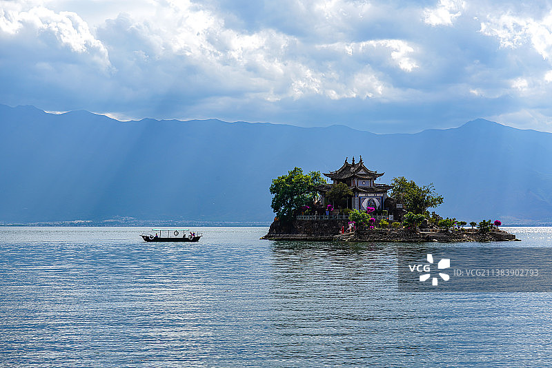 阳光乌云下的古建筑小岛风光 大理洱海小普陀图片素材