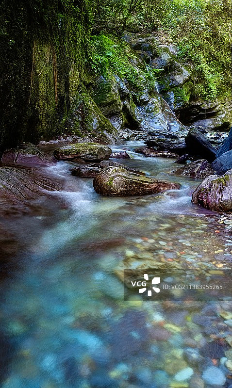 铜仁市梵净山亚木沟景区林间河流穿石景观图片素材