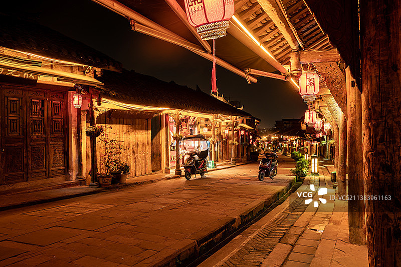 四川成都龙泉驿区落带古镇城市夜景风光图片素材