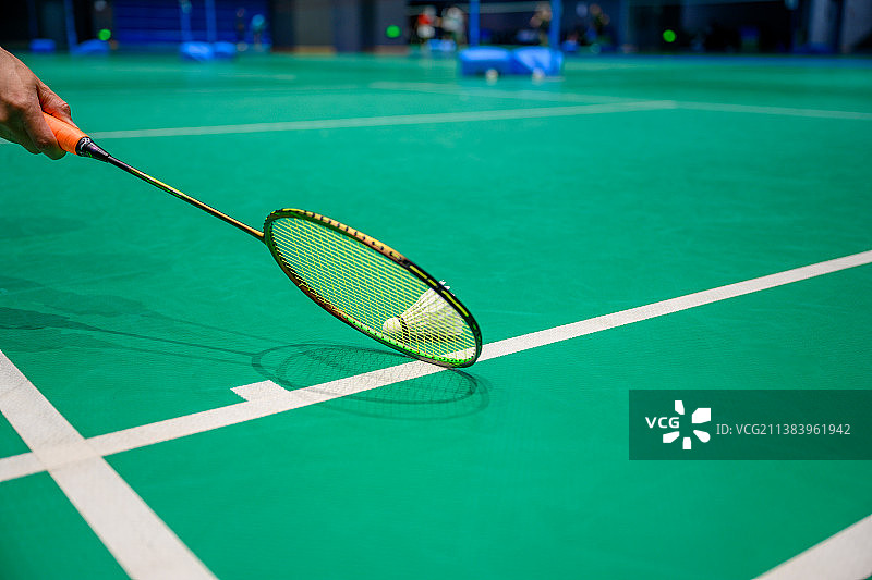 一个人在室内羽毛球场内进行比赛图片素材
