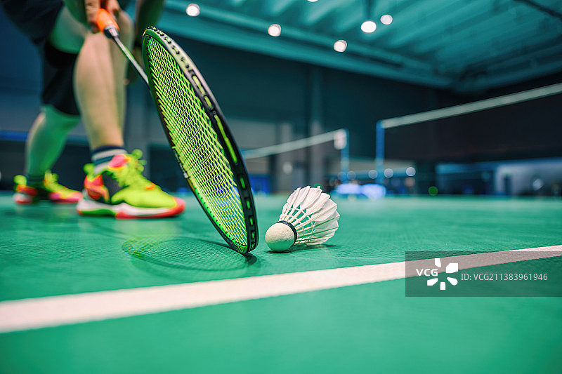 一个人在室内羽毛球场内进行比赛图片素材