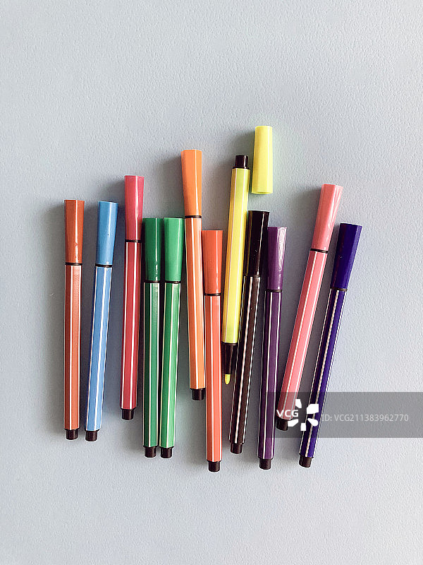 灰色背景上的一把彩色水彩笔图片素材