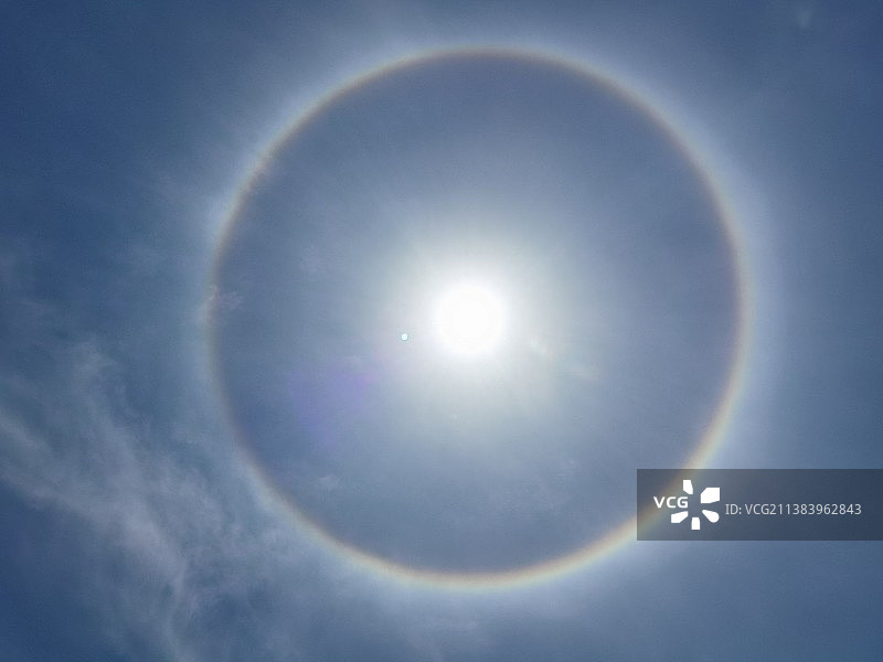 彩虹对天的低角度视图图片素材