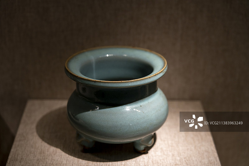 河南博物院：钧窑天蓝釉瓷炉（宋代）图片素材