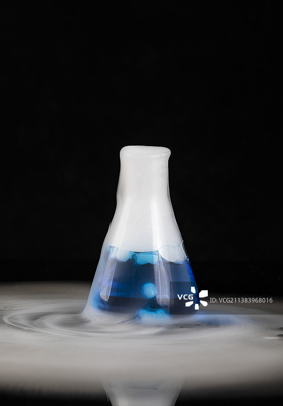 在液体里冒出雾气的干冰图片素材