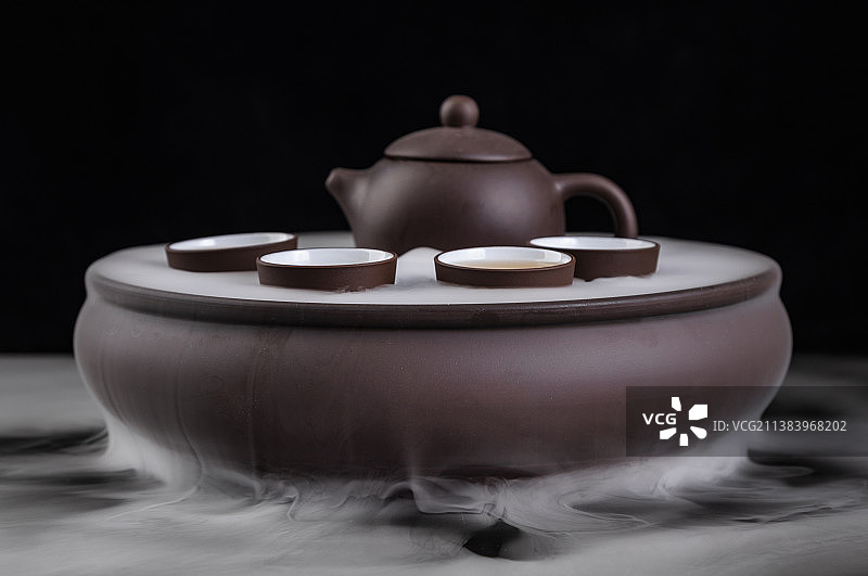 在干冰烟雾里的茶饮图片素材