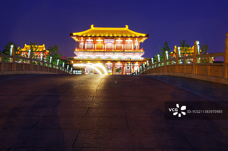 西安大唐芙蓉园夜景和石拱桥图片素材