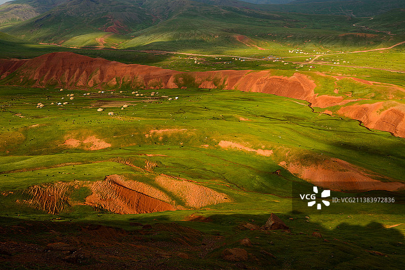 玉其塔什多彩夏季牧场图片素材