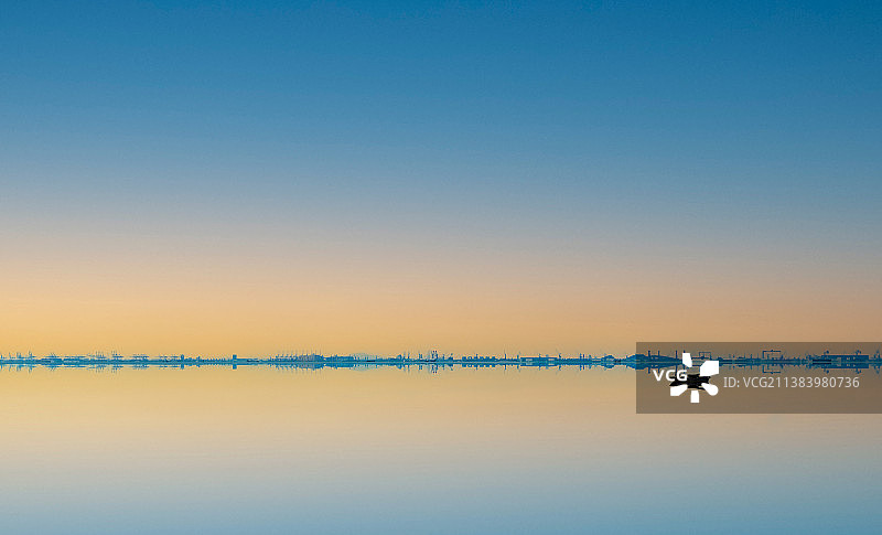 金黄时刻的海平面图片素材